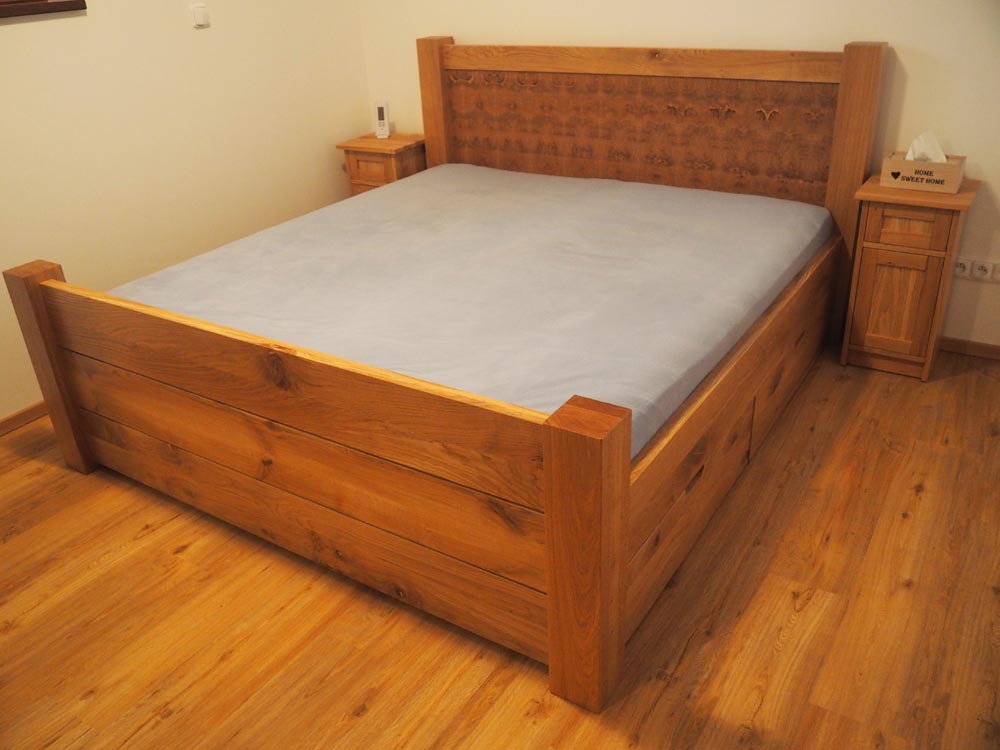 Dubová postel